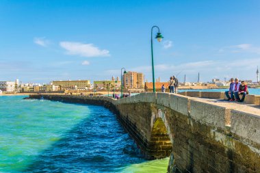CADIZ, SPAIN, HAZİRAN 6 HAZİRAN: İspanya 'nın Cadiz kentindeki San Sebastian şatosuna giden dar bir tuğla yol