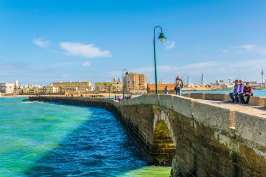 CADIZ, SPAIN, HAZİRAN 6 HAZİRAN: İspanya 'nın Cadiz kentindeki San Sebastian şatosuna giden dar bir tuğla yol