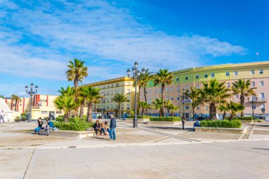 CADIZ, SPAIN, HAZİRAN 6 HAZİRAN 2016: Cadiz 'deki sahil gezisinde insanlar yürüyor