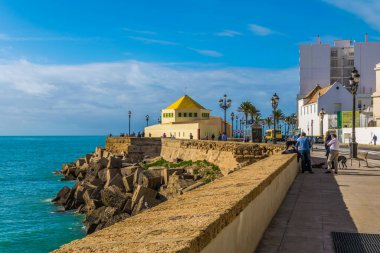 CADIZ, SPAIN, HAZİRAN 6 HAZİRAN 2016: Cadiz 'deki sahil gezisinde insanlar yürüyor