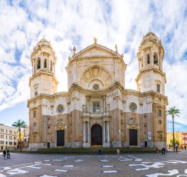CADIZ, SPAIN, HAZİRAN 6, 2016: Cadiz 'deki katedralin önünden insanlar geçiyor