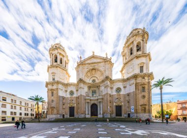 CADIZ, SPAIN, HAZİRAN 6, 2016: Cadiz 'deki katedralin önünden insanlar geçiyor