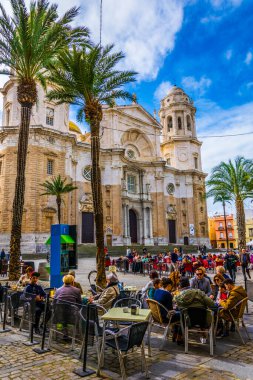 CADIZ, SPAIN, HAZİRAN 6, 2016: Cadiz 'deki popüler plaza de la kategorisindeki bir kafede insanlar dinleniyor