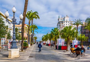 CADIZ, SPAIN, HAZİRAN 6 HAZİRAN 2016: Cadiz 'deki Aziz John meydanında insanlar geziniyor