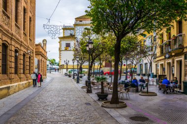 CADIZ, SPAIN, HAZİRAN 6 HAZİRAN 2016: İspanya 'nın tarihi Cadiz kentinde insanlar dar bir caddede çalıyorlar