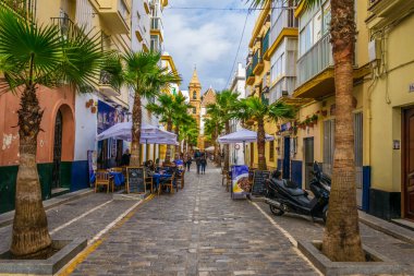 CADIZ, SPAIN, HAZİRAN 6 HAZİRAN: İspanya 'nın Cadiz kentindeki Calle de la Virgen' de insanlar öğle yemeğinin tadını çıkarıyorlar