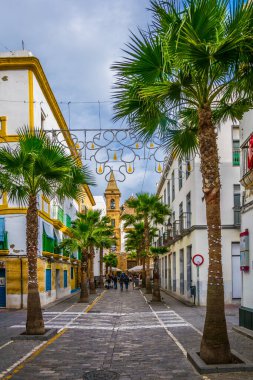 CADIZ, SPAIN, HAZİRAN 6 HAZİRAN: İspanya 'nın Cadiz kentindeki Calle de la Virgen' de insanlar öğle yemeğinin tadını çıkarıyorlar