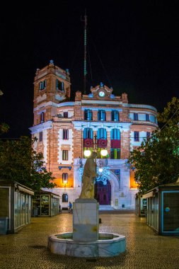 CADIZ, SPAIN, JANUARY 6, 2016: İspanya 'nın top ete meydanına hakim olan Cadiz kentindeki ana postanenin gece görüşü