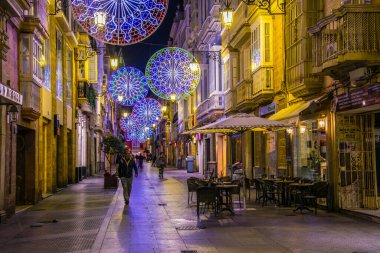 CADIZ, SPAIN, JANUARY 6, 2016: İspanya 'nın Cadiz şehrinin tarihi merkezindeki Calle Ancha caddesinde insanlar çalıyorlar