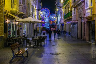 CADIZ, SPAIN, JANUARY 6, 2016: İspanya 'nın Cadiz şehrinin tarihi merkezindeki Calle Ancha caddesinde insanlar çalıyorlar