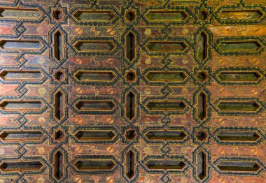 SEVILLA, SPAIN, HAZİRAN 7, 2016: İspanya 'nın Sevilla kentindeki gerçek alcazar sarayının tavanının ayrıntıları