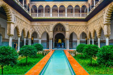 SEVILLA, İspanya, 7 HAZİRAN 2016: İspanya 'nın Sevilla kentindeki kraliyet alcazar sarayının içindeki bakirelerin avlusunun manzarası