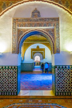 SEVILLA, SPAIN, JANUARY 7, 2016: İspanya 'nın Sevilla kentindeki gerçek alcazar sarayının güzel bir girişinin ayrıntıları.