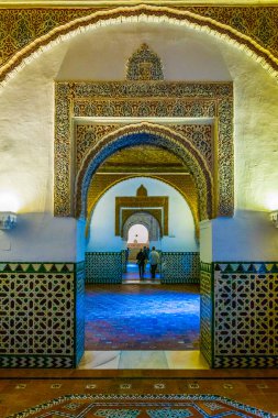 SEVILLA, SPAIN, JANUARY 7, 2016: İspanya 'nın Sevilla kentindeki gerçek alcazar sarayının güzel bir girişinin ayrıntıları.