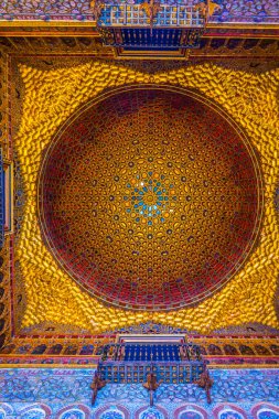 SEVILLA, SPAIN, JANUARY 7, 2016: İspanya 'nın Sevilla kentindeki gerçek alcazar sarayının içindeki bir kubbenin ayrıntıları