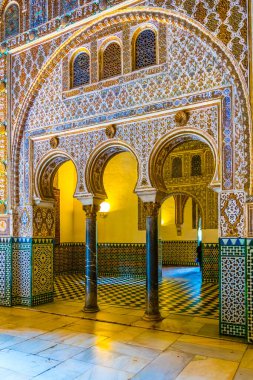 SEVILLA, SPAIN, JANUARY 7, 2016: İspanya 'nın Sevilla kentindeki gerçek alcazar sarayının güzel bir girişinin ayrıntıları.