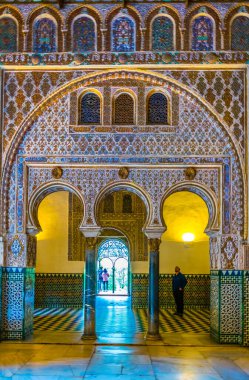 SEVILLA, SPAIN, JANUARY 7, 2016: İspanya 'nın Sevilla kentindeki gerçek alcazar sarayının güzel bir girişinin ayrıntıları.