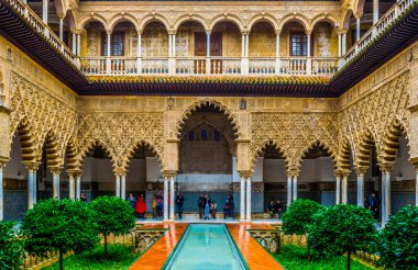 SEVILLA, İspanya, 7 HAZİRAN 2016: İspanya 'nın Sevilla kentindeki kraliyet alcazar sarayının içindeki bakirelerin avlusunun manzarası