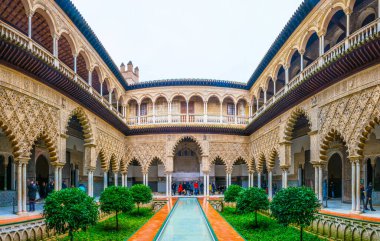 SEVILLA, İspanya, 7 HAZİRAN 2016: İspanya 'nın Sevilla kentindeki kraliyet alcazar sarayının içindeki bakirelerin avlusunun manzarası