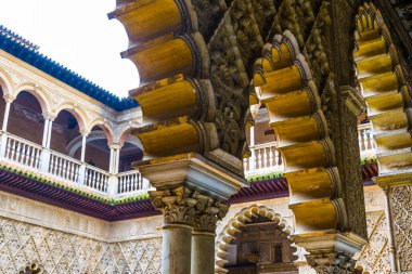 SEVILLA, SPAIN, JANUARY 7, 2016: İspanya 'nın Sevilla kentindeki gerçek alcazar sarayının içindeki güzel oyulmuş süslemelerin ayrıntıları.
