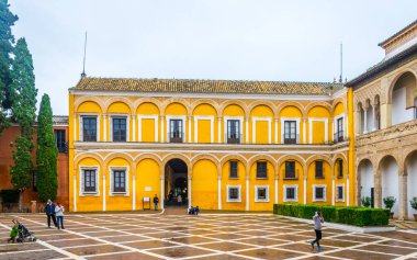 SEVILLA, SPAIN, JANUARY 7, 2016: İspanya 'nın Sevilla kentindeki gerçek alcazar sarayının ana avlusunda insanlar yürüyor