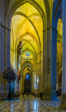 SEVILLA, SPAIN, HAZİRAN 7, 2016: Dünyanın en büyük üçüncü katedrali olarak kabul edilen Sevilla 'daki katedralin içini görmek