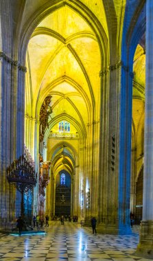 SEVILLA, SPAIN, HAZİRAN 7, 2016: Dünyanın en büyük üçüncü katedrali olarak kabul edilen Sevilla 'daki katedralin içini görmek