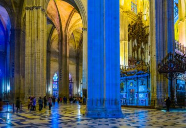 SEVILLA, SPAIN, HAZİRAN 7, 2016: Dünyanın en büyük üçüncü katedrali olarak kabul edilen Sevilla 'daki katedralin içini görmek