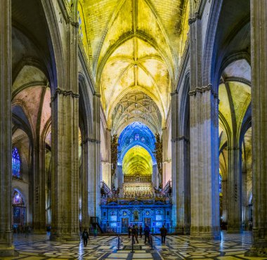 SEVILLA, SPAIN, HAZİRAN 7, 2016: Dünyanın en büyük üçüncü katedrali olarak kabul edilen Sevilla 'daki katedralin içini görmek