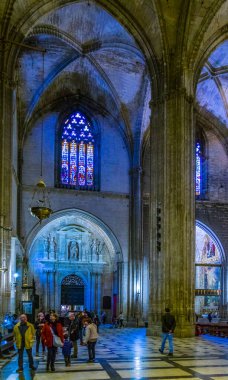 SEVILLA, SPAIN, HAZİRAN 7, 2016: Dünyanın en büyük üçüncü katedrali olarak kabul edilen Sevilla 'daki katedralin içini görmek