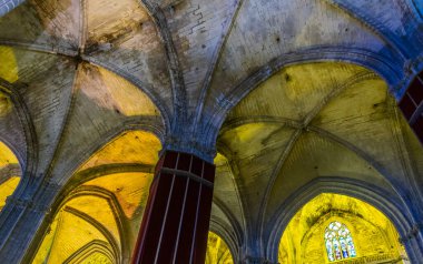 SEVILLA, SPAIN, HAZİRAN 7, 2016: Dünyanın en büyük üçüncü katedrali olarak kabul edilen Sevilla 'daki katedralin içini görmek