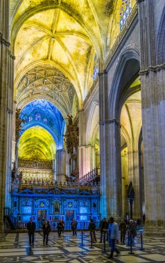 SEVILLA, SPAIN, HAZİRAN 7, 2016: Dünyanın en büyük üçüncü katedrali olarak kabul edilen Sevilla 'daki katedralin içini görmek