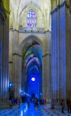 SEVILLA, SPAIN, HAZİRAN 7, 2016: Dünyanın en büyük üçüncü katedrali olarak kabul edilen Sevilla 'daki katedralin içini görmek