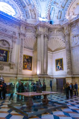 SEVILLA, SPAIN, HAZİRAN 7, 2016: Dünyanın en büyük üçüncü katedrali olarak kabul edilen Sevilla 'daki katedralin içini görmek