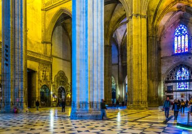 SEVILLA, SPAIN, HAZİRAN 7, 2016: Dünyanın en büyük üçüncü katedrali olarak kabul edilen Sevilla 'daki katedralin içini görmek