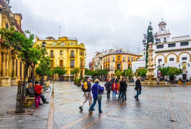 SEVILLA, SPAIN, JANUARY 7, 2016: İspanya 'nın Sevilla şehrindeki Plaza de la Virgen Panoraması