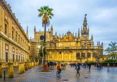 SEVILLA, SPAIN, HAZİRAN 7, 2016: Sevilla katedralinin gerçek alcazar sarayının girişinden görünüşü