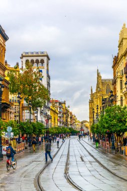 SEVILLA, SPAIN, JANUARY 7, 2016: İspanya 'nın Sevilla kentindeki avenida de la constitucion caddesinde Ocak ayında bulutlu bir günde insanlar geziniyor