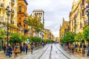 SEVILLA, SPAIN, JANUARY 7, 2016: İspanya 'nın Sevilla kentindeki avenida de la constitucion caddesinde Ocak ayında bulutlu bir günde insanlar geziniyor