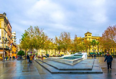 SEVILLA, SPAIN, JANUARY 7, 2016: İnsanlar 27 kuşağın İspanyol şairleri için anıtta geziniyorlar - sevilla a los poetas de la generacion del 27