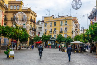 SEVILLA, SPAIN, JANUARY 7, 2016: İspanya 'nın Sevilla kentindeki Plaza del Salvador' da insanlar geziniyor