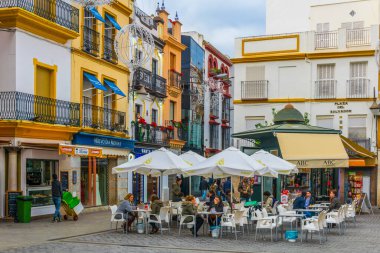 SEVILLA, SPAIN, JANUARY 7, 2016: İspanya 'nın Sevilla kentindeki Plaza del Salvador' da insanlar geziniyor