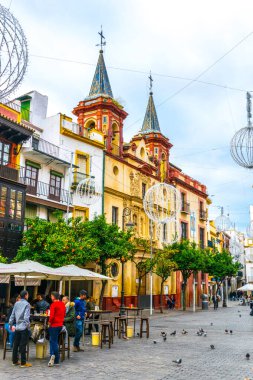 SEVILLA, SPAIN, JANUARY 7, 2016: İspanya 'nın Sevilla kentindeki Plaza del Salvador' da insanlar geziniyor