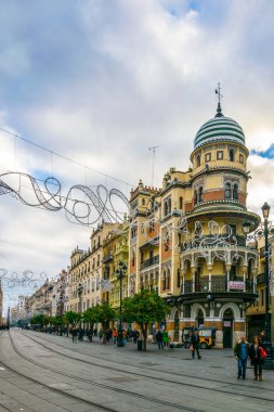 SEVILLA, SPAIN, JANUARY 7, 2016: İspanya 'nın Sevilla şehrinde La avenide de la constitucion' daki la adriatica binasının önünde insanlar geziniyor