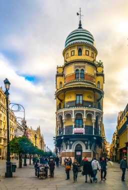 SEVILLA, SPAIN, JANUARY 7, 2016: İspanya 'nın Sevilla şehrinde La avenide de la constitucion' daki la adriatica binasının önünde insanlar geziniyor