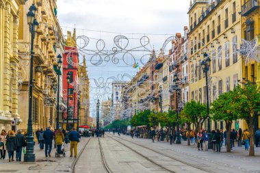 SEVILLA, SPAIN, JANUARY 7, 2016: İspanya 'nın Sevilla kentindeki avenida de la constitucion caddesinde Ocak ayında bulutlu bir günde insanlar geziniyor