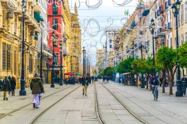 SEVILLA, SPAIN, JANUARY 7, 2016: İspanya 'nın Sevilla kentindeki avenida de la constitucion caddesinde Ocak ayında bulutlu bir günde insanlar geziniyor