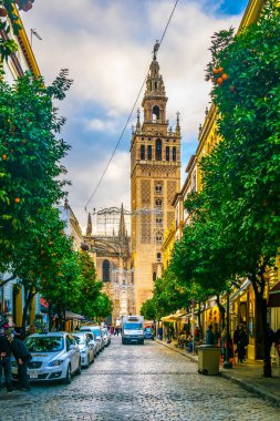 SEVILLA, SPAIN, JANUARY 7, 2016: İspanya 'nın Sevilla kentindeki la giralda kulesine çıkan caddenin manzarası