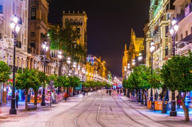 SEVILLA, SPAIN, JANUARY 7, 2016: İspanya 'nın Sevilla kentindeki avenida de la constitucion caddesinin gece manzarası