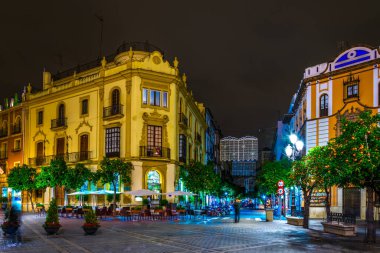 SEVILLA, İspanya, 7 HAZİRAN 2016: İspanya 'nın Sevilla kentindeki Plaza de la Virgen' in gece manzarası
